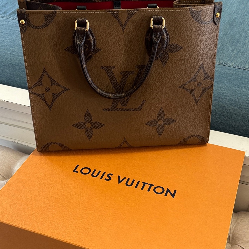 Louis Vuitton On The Go MM Monogram Tote - Picture 8 of 10